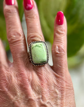 Load image into Gallery viewer, Lemon Chrysoprase Ring