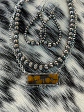 Load image into Gallery viewer, Chocolate Hubei Bar Necklace