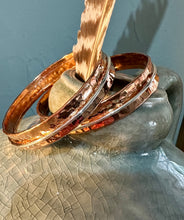 Load image into Gallery viewer, Hammered Copper Spinner Bangle
